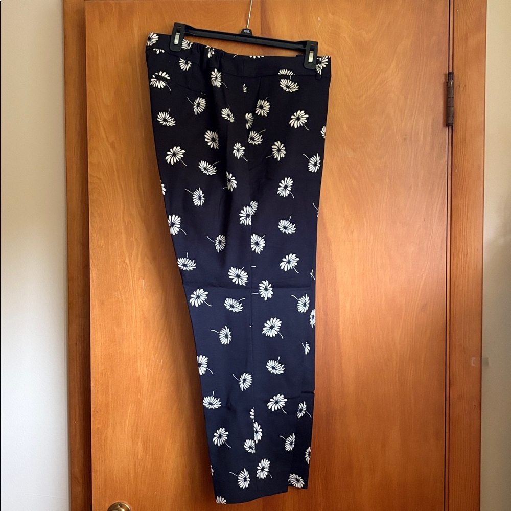 Talbots Black and White Daisy Print Pants 16Wp